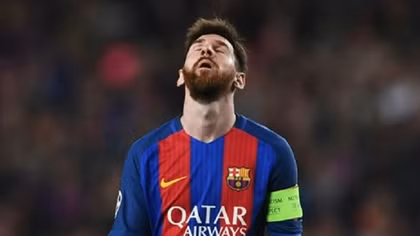 "Cười bể bụng" với ảnh chế ném đá Messi sau trận hòa trước Atletico