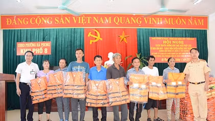 Tặng phao cứu sinh cho ngư dân trên vịnh Hạ Long