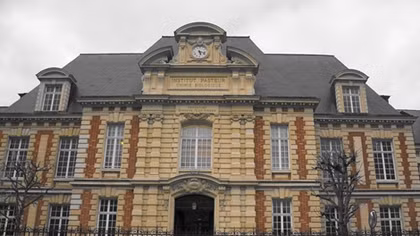 Chuyện chống dịch viêm phổi cấp ở Paris