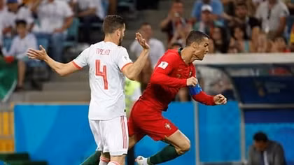 Sergio Ramos tái hiện màn ngã kiếm penalty của Ronaldo trên sân tập