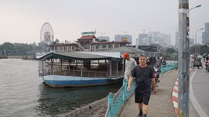 Du thuyền, nhà nổi hoen gỉ ven bờ Hồ Tây