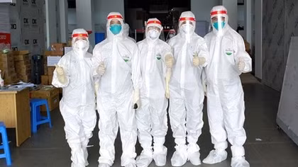 Ngày đêm may áo chống sốc nhiệt chi viện y, bác sĩ tuyến đầu