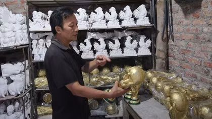 Xưởng làm “cúp vàng” World Cup ở Bát Tràng