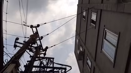 Dây điện xuyên qua phòng ngủ