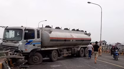 Cao tốc Hà Nội - Bắc Giang tê liệt hơn 4 giờ do xe ô tô tải gặp nạn