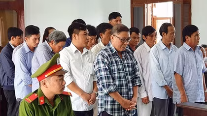 Cựu Chủ tịch UBND huyện Đông Hòa và thuộc cấp tiếp tục hầu tòa