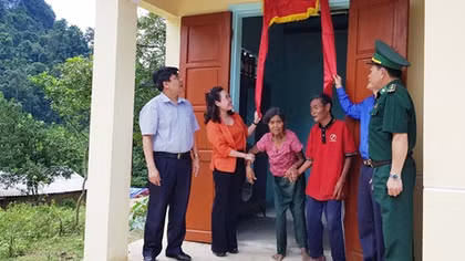 Cắm bản giúp bà con xóa bỏ hủ tục