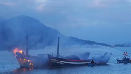 Ba tàu đánh cá bị thiêu rụi, thiệt hại nhiều tỷ đồng