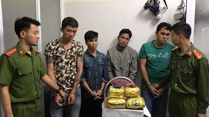 Nửa đêm mang hơn 6 kg ma túy đá