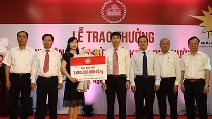 Agribank trao giải đặc biệt thứ Hai cho khách hàng trúng thưởng