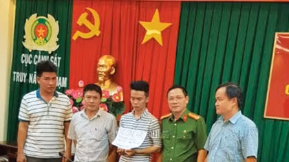 Bắt tên cướp nguy hiểm đang trong phòng bạn gái