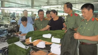 Chuyện ghi ở xưởng may trước ngày thay trang phục thu - đông mới