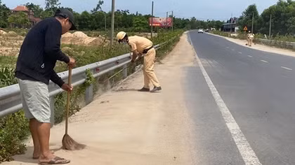 CSGT quét dọn đất rơi vãi trên đường