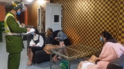 Cách ly 14 người bao gồm cả khách và nhân viên quán karaoke
