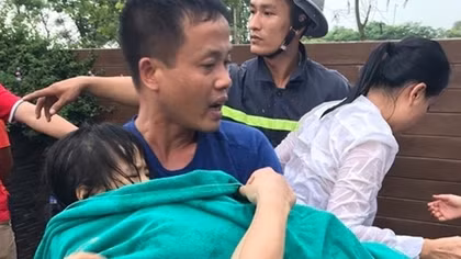 Bé gái 5 tuổi bị hút tay vào đường ống bể bơi