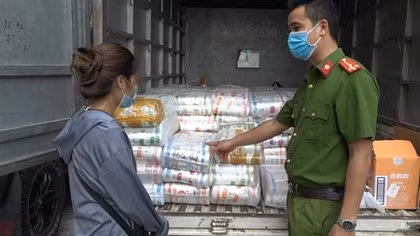Phát hiện 1530 ống mỳ, 420 hộp trà sữa không rõ nguồn gốc xuất xứ