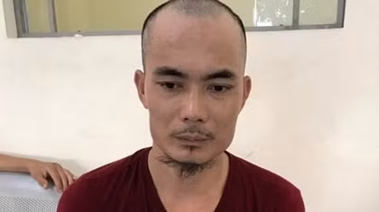 "Ôm" ma túy đứng xem Công an làm việc