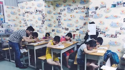 Lớp học miễn phí cho trẻ em nghèo và dự án đổi chỗ ở lấy tiếng Anh
