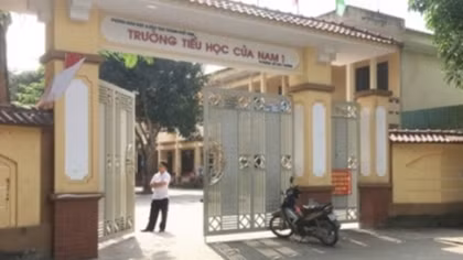 Học sinh lớp 5" khua dao" trúng mông bạn