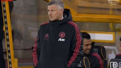 Cười tươi rói khi đội nhà thua trận, cầu thủ Man Utd nhận "gạch đá"