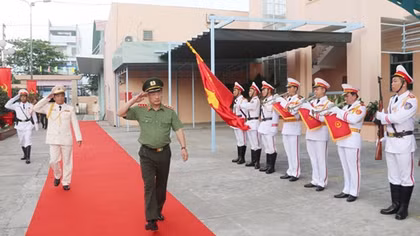 Trường Trung cấp CSND III đón nhận Huân chương Bảo vệ Tổ quốc