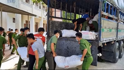 Công an huyện Đakrông vận chuyển 8 tấn hàng chống dịch