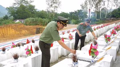 Thứ trưởng Lê Tấn Tới viếng Nghĩa trang liệt sĩ Vị Xuyên