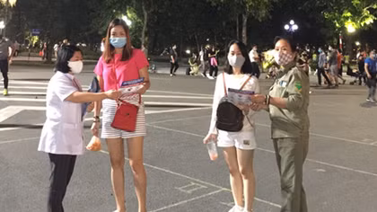 Ai không đeo khẩu trang nhất định không cho vào phố đi bộ
