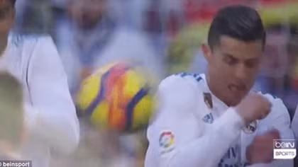 Messi âm mưu gì khi sút bóng trúng đầu Ronaldo?