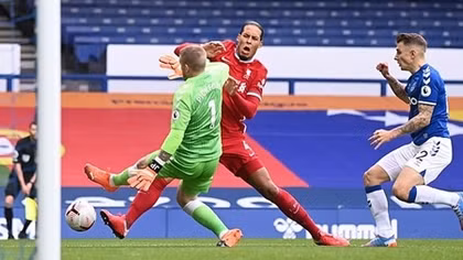 Van Dijk chấn thương trong trận "hoà như thua" của Liverpool