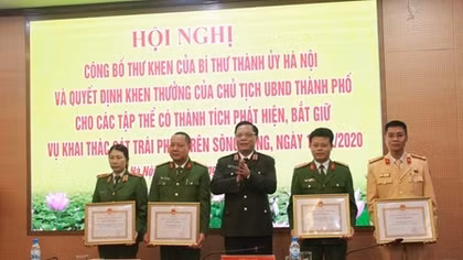 Khen ngợi tập thể tham gia bắt giữ vụ khai thác cát trái phép trên sông Hồng