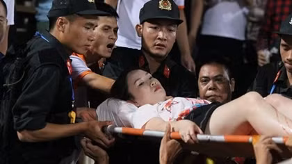 Fan bóng đá nước ngoài "bất bình" vụ pháo sáng trên sân Hàng Đẫy