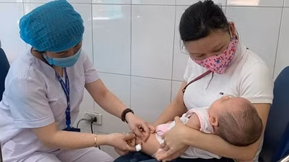 Cho trẻ tiêm chủng đầy đủ để phòng, chống dịch bệnh mùa hè