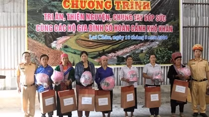Sắc áo Cảnh sát giao thông ở xã biên giới Pa Tẩn