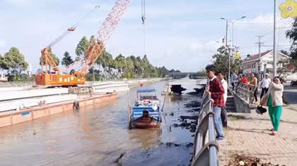 Xây cầu gần 30 tỷ đồng lại không có… độ tĩnh thông thuyền
