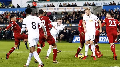 Hậu vệ mắc lỗi, Liverpool bất ngờ sụp đổ trước Swansea