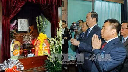 Chủ tịch nước Trần Đại Quang dâng hương tưởng nhớ Bác Hồ
