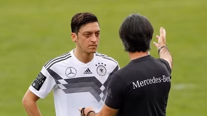 Mesut Ozil gặp chấn thương, Sane lại rộng cửa tới Nga