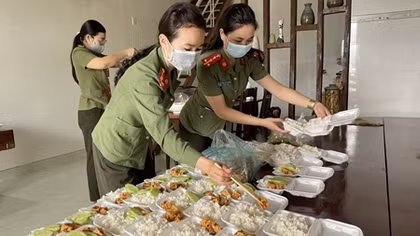 Những bữa cơm nghĩa tình của Công an Đắk Nông trong mùa dịch