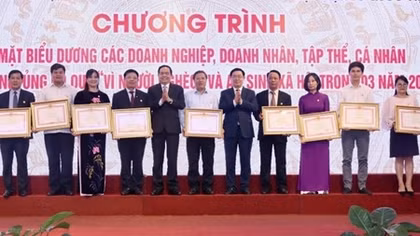 Tôn vinh các tổ chức, cá nhân tiêu biểu tích cực ủng hộ Quỹ Vì người nghèo