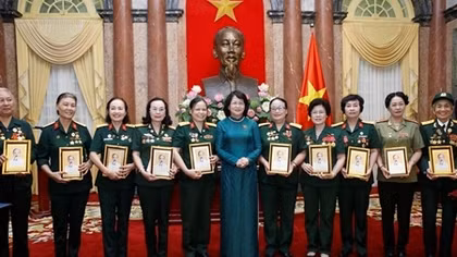 Phó Chủ tịch nước Đặng Thị Ngọc Thịnh tiếp Đoàn đại biểu nữ bộ đội Trường Sơn, thanh niên xung phong