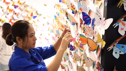 Triển lãm sắp đặt từ 1.300 cánh bướm giấy do trẻ em toàn thế giới thực hiện