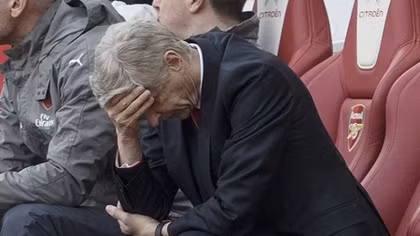 CĐV Arseanl "xử nhau", Wenger đập chai nước