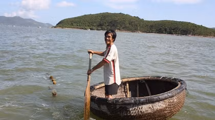 Làng nghề thúng chai bên dòng Ngân Sơn