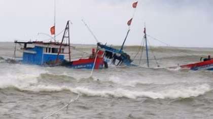 Tàu biển tông chìm tàu cá, 2 ngư dân mất tích