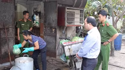 Xử phạt hành chính 70 triệu đồng 2 cơ sở chế biến mỡ bẩn