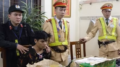 Chiếc xe máy không biển số và 2 thùng giấy chứa 73 bánh heroin
