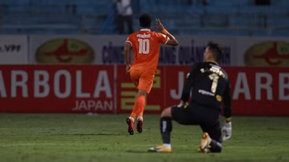 Hà Nội FC thất bại trong ngày HLV Park Choong Kyun ra mắt