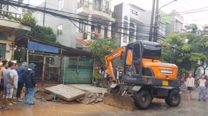 Đi học về, bé gái 12 tuổi tụt xuống cống bị nước cuốn trôi