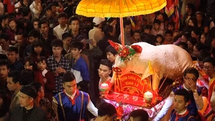 Kì lạ ngôi làng nuôi "ông lợn" như người
